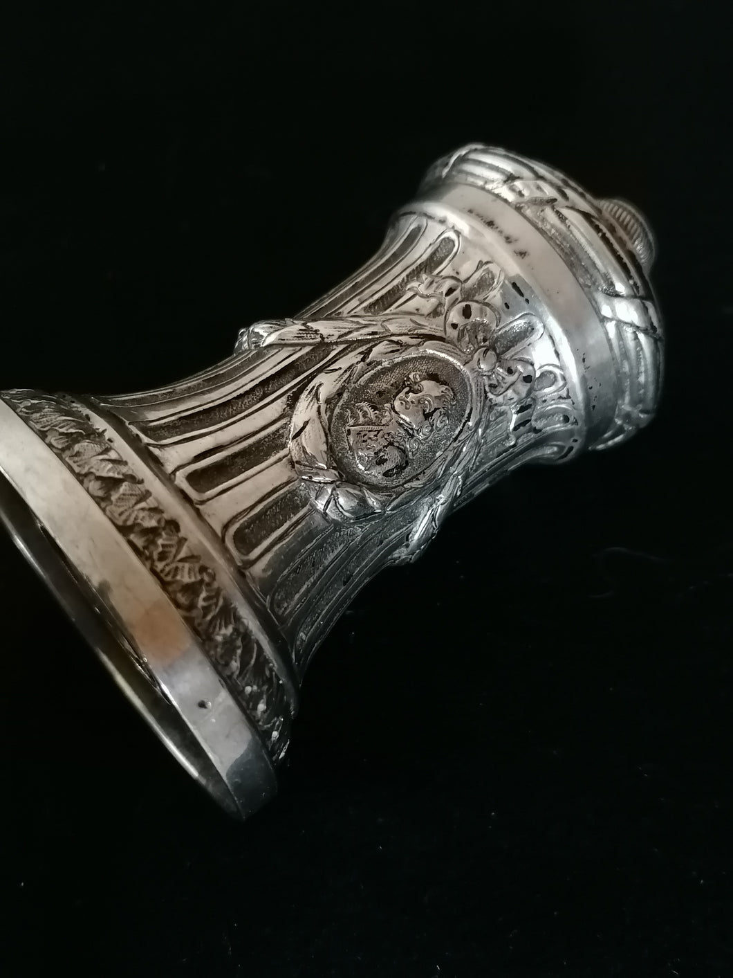 Moulin à poivre Allemand XIXème, style Louis XVI en argent massif.