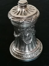 Charger l&#39;image dans la galerie, Moulin à poivre Allemand XIXème, style Louis XVI en argent massif.
