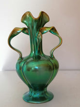Charger l&#39;image dans la galerie, Zsolnay pecs Hongrie, vase style Art nouveau  en faïence émaillé. 
