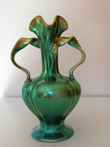 Zsolnay pecs Hongrie, vase style Art nouveau  en faïence émaillé.