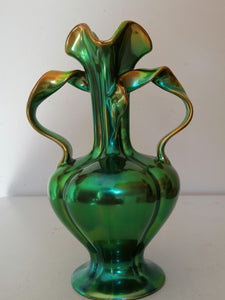 Zsolnay pecs Hongrie, vase style Art nouveau  en faïence émaillé. 