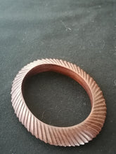Charger l&#39;image dans la galerie, Bracelet en palissandre sculpté. 
