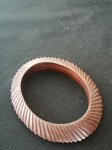 Bracelet en palissandre sculpté. 