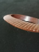 Charger l&#39;image dans la galerie, Bracelet en palissandre sculpté. 
