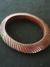 Charger l&#39;image dans la galerie, Bracelet en palissandre sculpté. 
