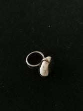 Charger l&#39;image dans la galerie, Bague création argent et pierre
