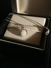 Charger l&#39;image dans la galerie, Chaîne en argent avec pendentif boule en pierre certie griffe
