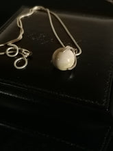 Charger l&#39;image dans la galerie, Chaîne en argent avec pendentif boule en pierre certie griffe
