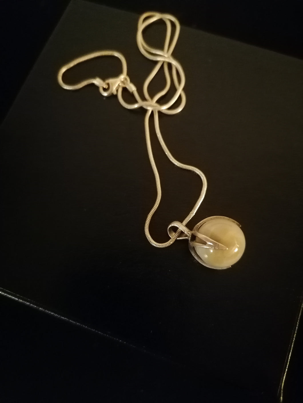 Chaîne en argent avec pendentif boule en pierre certie griffe