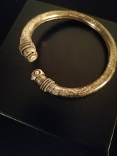 Charger l&#39;image dans la galerie, Bracelet probablement orientale, en argent.
