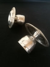 Charger l&#39;image dans la galerie, Parie de coquetier en métal argenté. Sans marque
