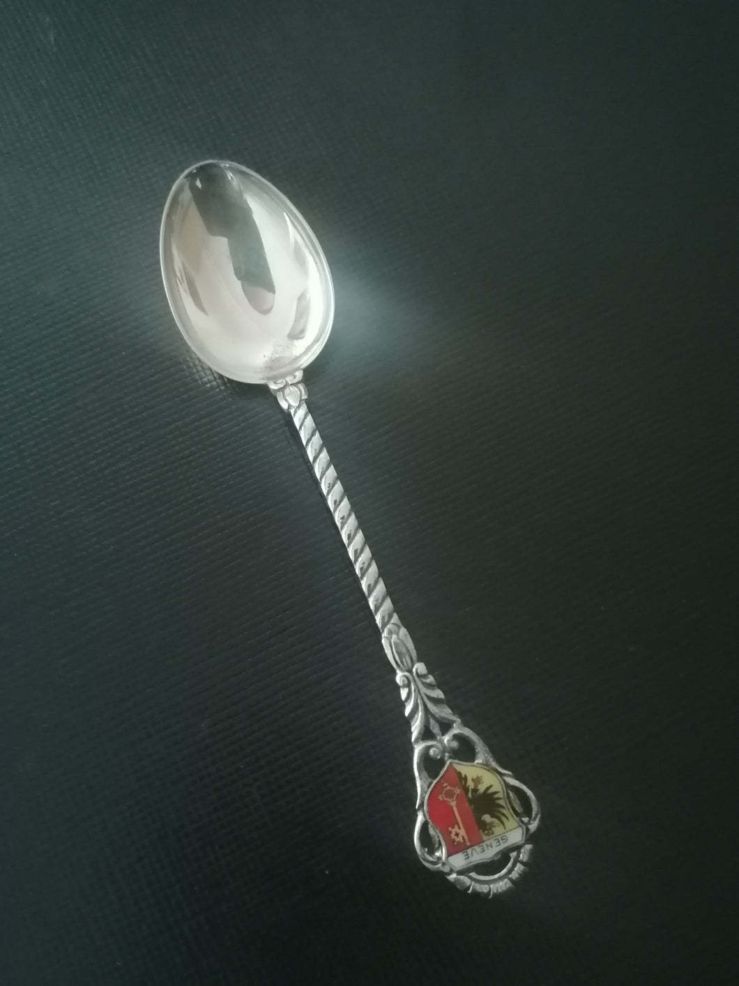 Cuillère de collection en argent, écusson de Genève. 