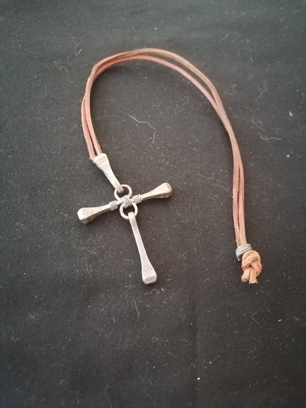 Croix en clou de fer à cheval en fer forgé