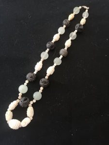 Collier création avec perle en jade, lave volcanique, nacre et os. 