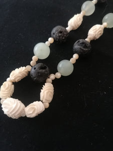Collier création avec perle en jade, lave volcanique, nacre et os. 