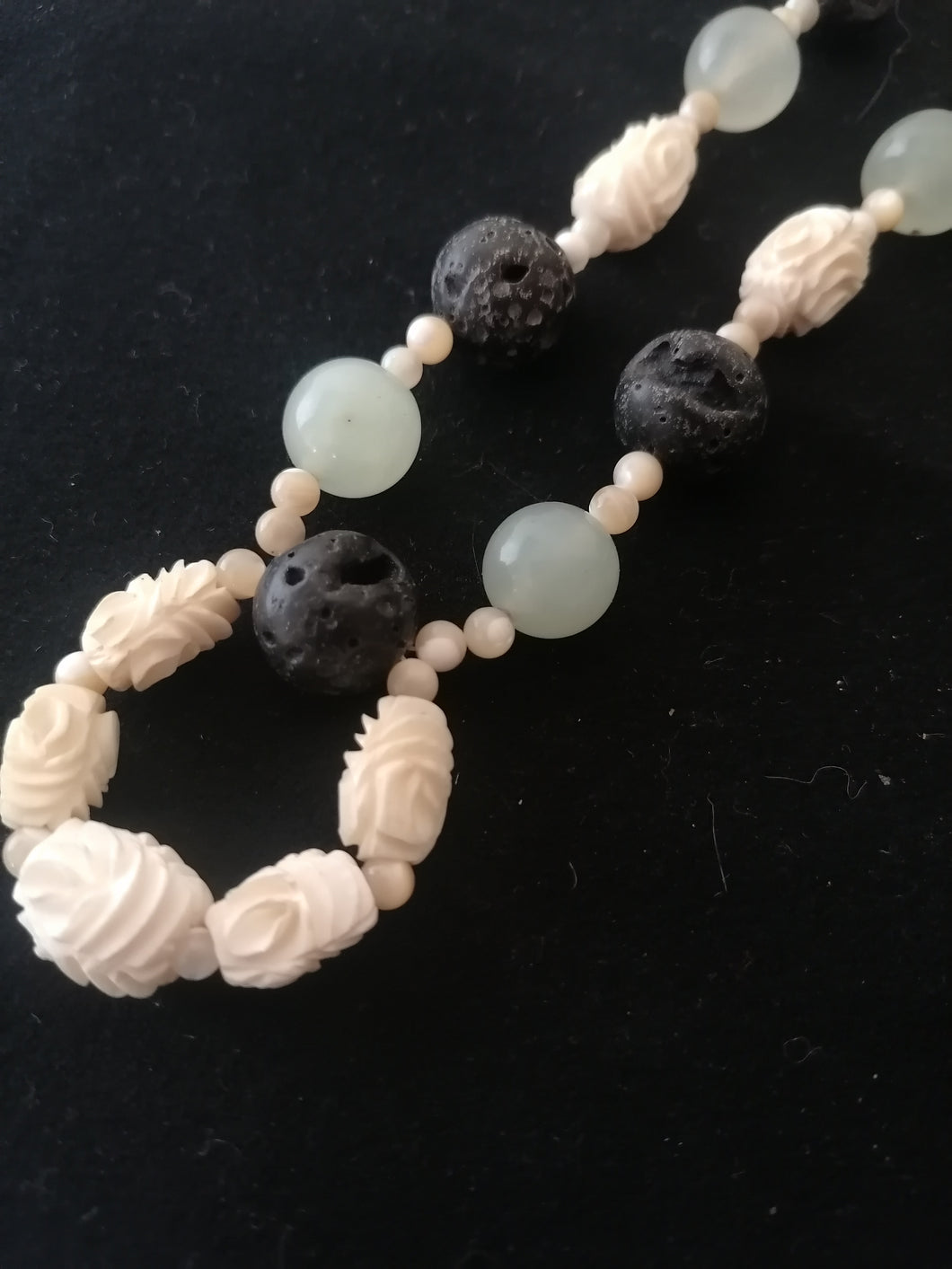 Collier création avec perle en jade, lave volcanique, nacre et os. 