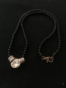 Collier avec pendentif et fermoir en argent, cristal taillé. 