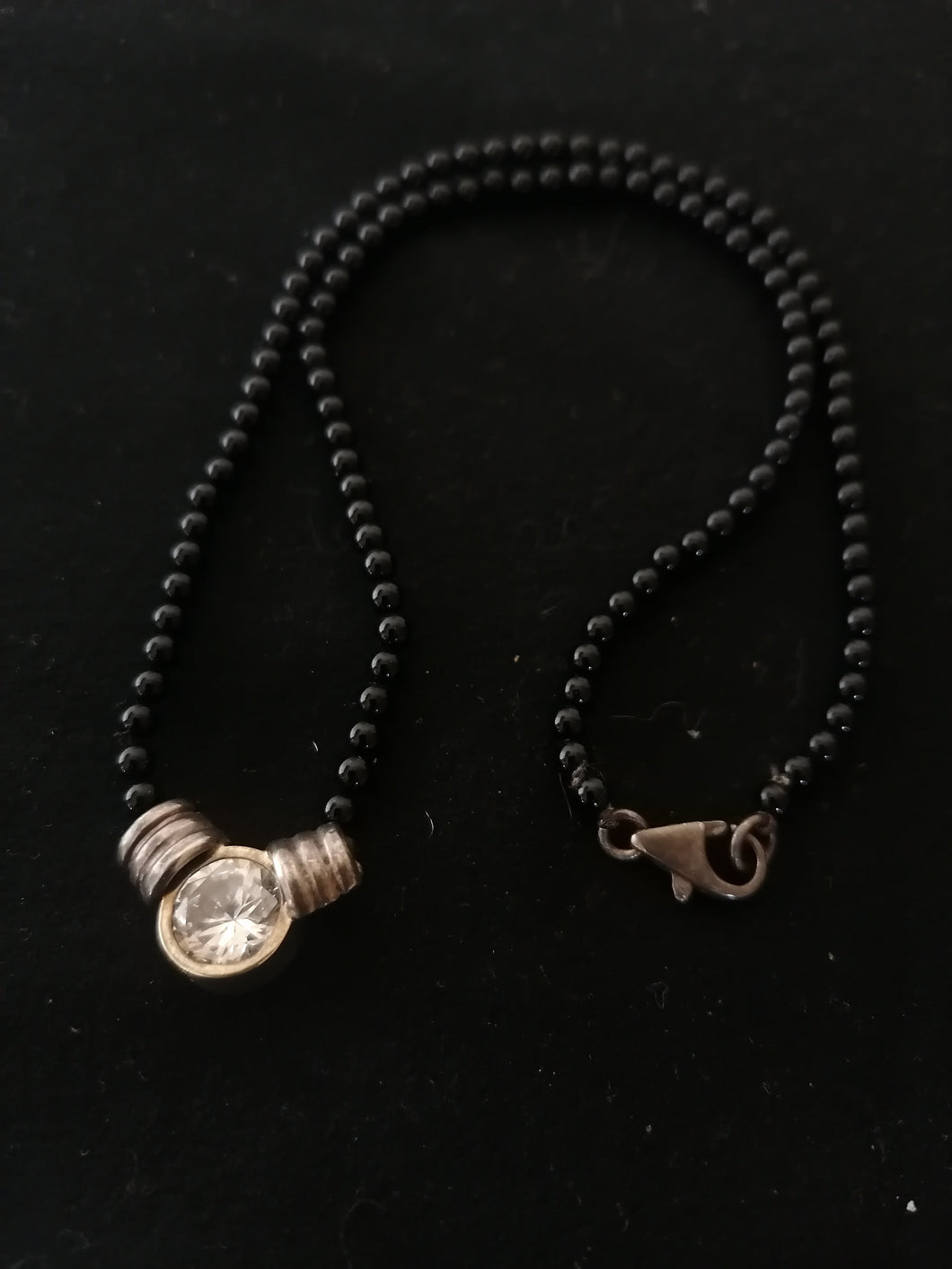 Collier avec pendentif et fermoir en argent, cristal taillé. 