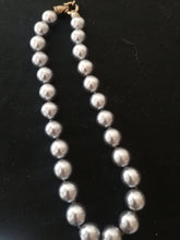 Charger l&#39;image dans la galerie, Collier perles grise synthétique fermoir en argent doré 

