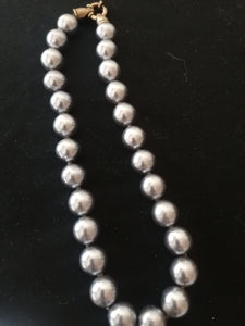 Collier perles grise synthétique fermoir en argent doré 