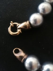 Collier perles grise synthétique fermoir en argent doré 