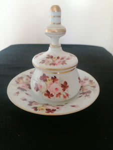 Sucrier ou bonbonnière en opaline peinte ancienne. Avec sa sous coupe