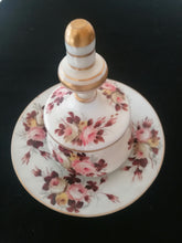 Charger l&#39;image dans la galerie, Sucrier ou bonbonnière en opaline peinte ancienne. Avec sa sous coupe
