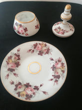 Charger l&#39;image dans la galerie, Sucrier ou bonbonnière en opaline peinte ancienne. Avec sa sous coupe
