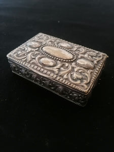 Boîte ancienne argenté avec interieur doré, métal repoussé. 