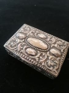 Boîte ancienne argenté avec interieur doré, métal repoussé. 