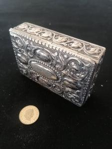 Boîte ancienne argenté avec interieur doré, métal repoussé. 