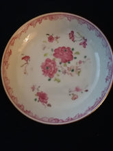 Charger l&#39;image dans la galerie, Sous coupe en porcelaine de Chine XIXème, famille rose. 
