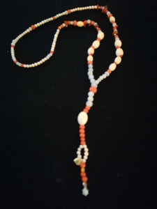 Collier sautoir en perle de culture, opale, et ambre