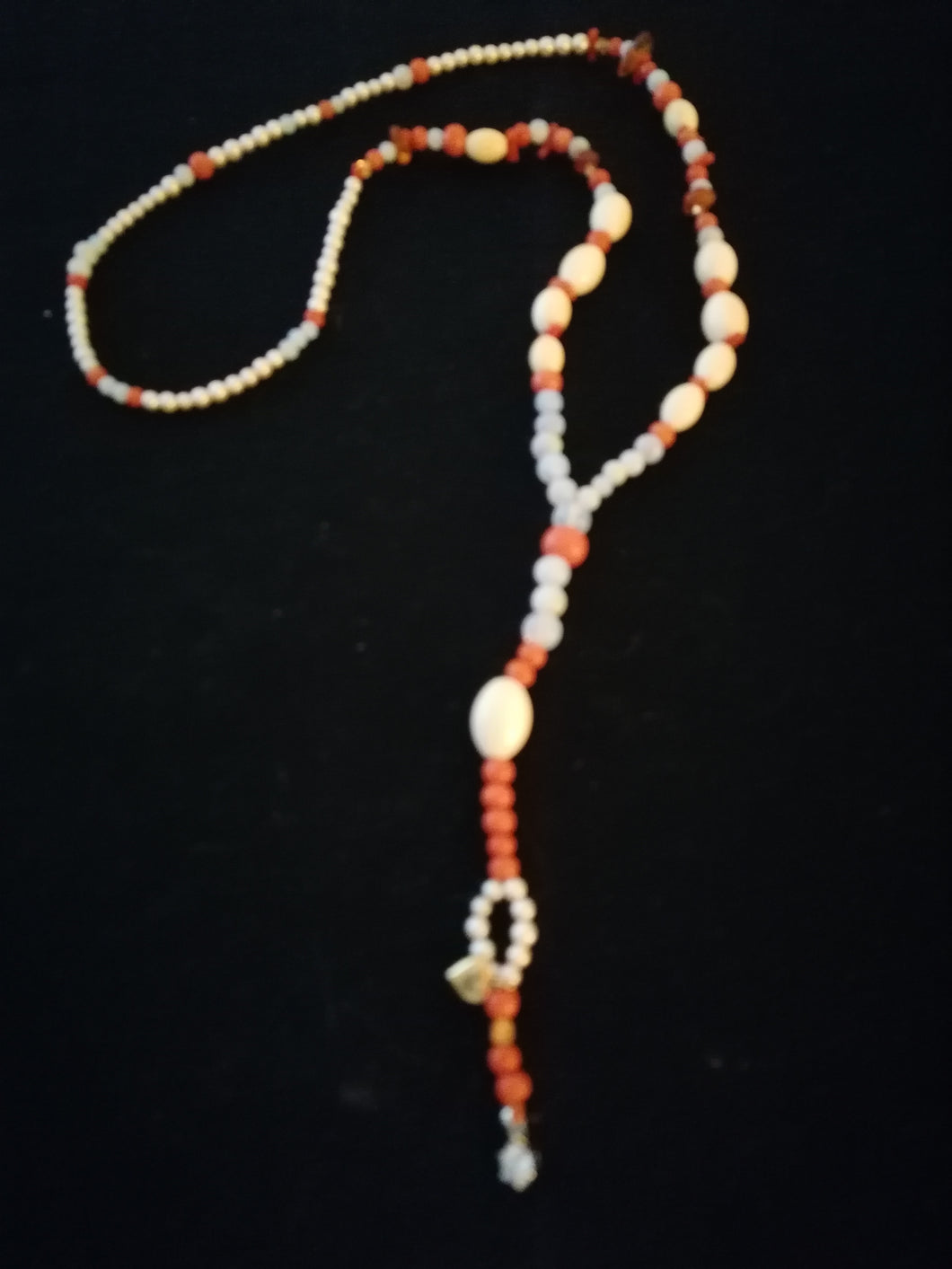Collier sautoir en perle de culture, opale, et ambre