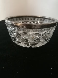 Saladier en cristal taillé et argent.