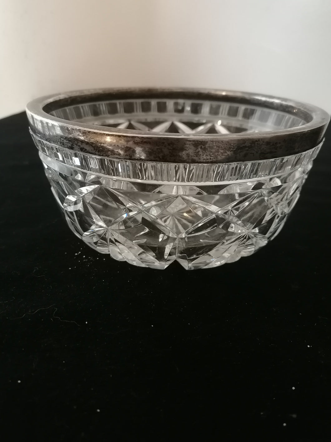 Saladier en cristal taillé et argent.