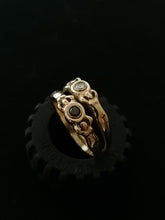 Charger l&#39;image dans la galerie, Bague femmes doré et zircon taillé. Probablement Charles Jourdan des année 90
