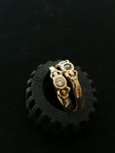 Charger l&#39;image dans la galerie, Bague femmes doré et zircon taillé. Probablement Charles Jourdan des année 90
