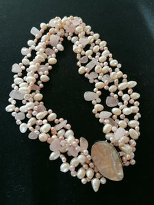 Collier perles baroqueet quartz rose 4 rangées , avec fermoir argent massif et nacre. 
