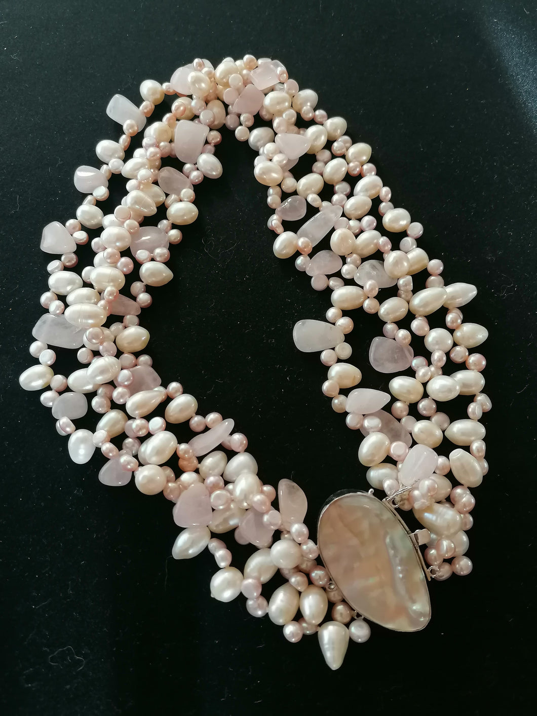 Collier perles baroqueet quartz rose 4 rangées , avec fermoir argent massif et nacre. 