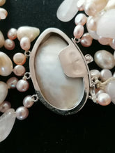 Charger l&#39;image dans la galerie, Collier perles baroqueet quartz rose 4 rangées , avec fermoir argent massif et nacre. 
