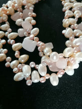 Charger l&#39;image dans la galerie, Collier perles baroqueet quartz rose 4 rangées , avec fermoir argent massif et nacre. 
