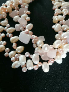 Collier perles baroqueet quartz rose 4 rangées , avec fermoir argent massif et nacre. 