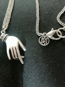Collier avec pendentif main. Marque à identifier