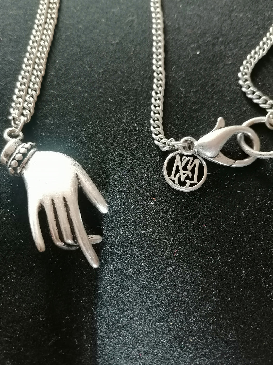 Collier avec pendentif main. Marque à identifier