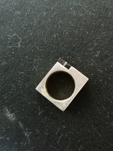 Charger l&#39;image dans la galerie, J.M forge bague moderniste avec agate 

