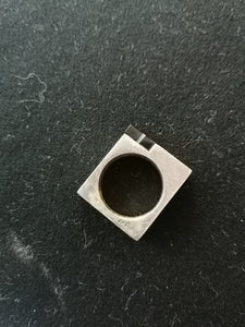 J.M forge bague moderniste avec agate 