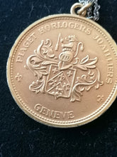 Charger l&#39;image dans la galerie, Médaille Piaget doré. 

