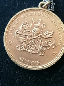 Médaille Piaget doré. 
