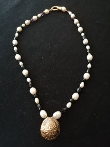 Collier perles baroques, perles d'eau douce, et perles noir en verre